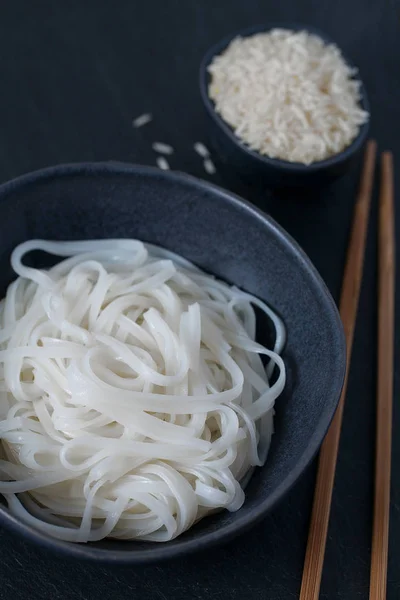 Noodles Ρυζιού Ένα Μπολ Μαύρο — Φωτογραφία Αρχείου