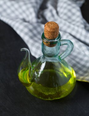 ahşap yüzey üzerinde avokado yağı