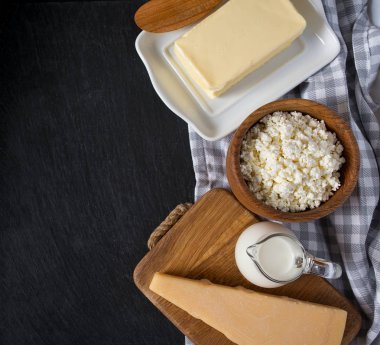 siyah yüzey üzerinde süt ürünleri