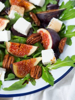 incir, beyaz peynir, rucola ve pekan fındık salata