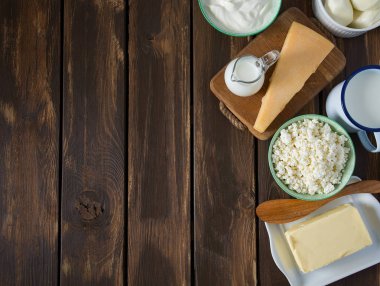 Süt ürünleri ahşap yüzeyde