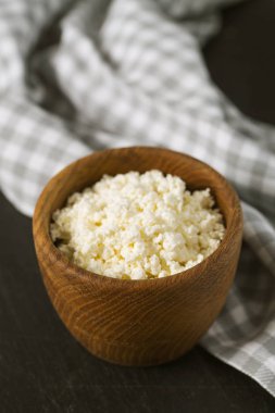 süzme peynir kara taş yüzeyi