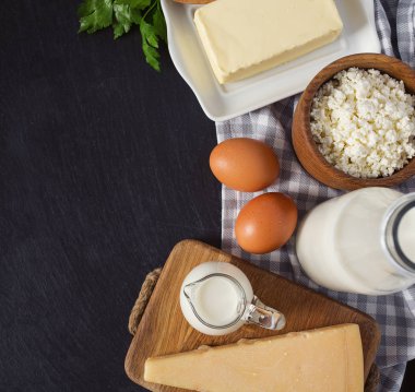 siyah yüzey üzerinde süt ürünleri