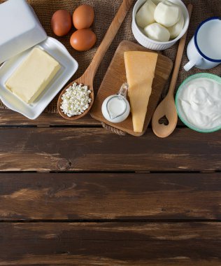 Süt ürünleri ahşap yüzeyde