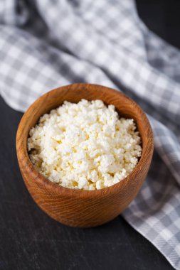 süzme peynir kara taş yüzeyi