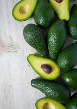 Beyaz ahşap yüzey üzerinde avokado