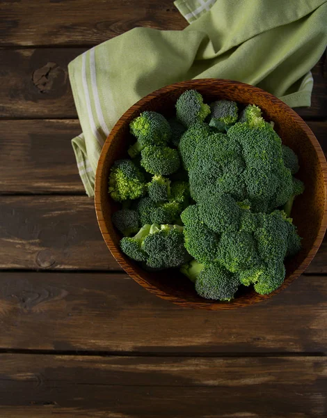 Brokoli dalam mangkuk kayu — Stok Foto