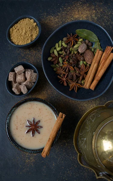 Масала чай с различными специями — стоковое фото
