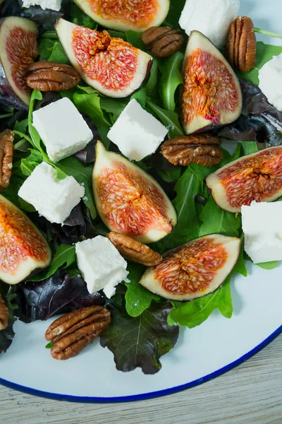 Figos, feta, rucola e salada de nozes de nozes — Fotografia de Stock