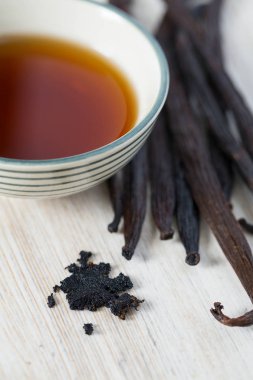 Tahta yüzeyde vanilya özü