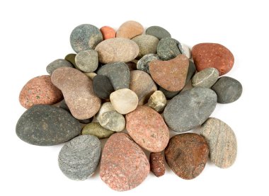 deniz çakıl taşları üzerinde beyaz izole