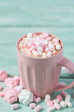 sıcak çikolata şekerleme turkuaz yüzeyi ile