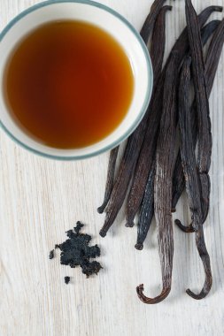 Tahta yüzeyde vanilya özü