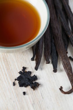 Tahta yüzeyde vanilya özü