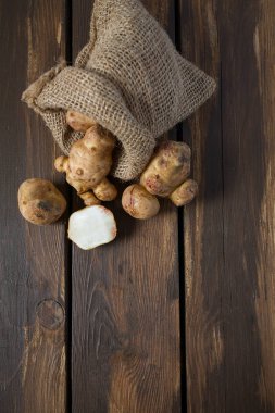 elması ahşap yüzey üzerinde