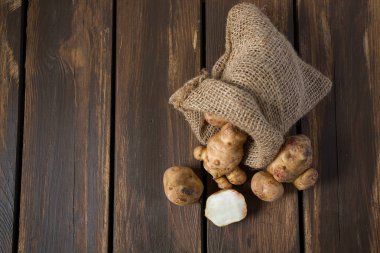 elması ahşap yüzey üzerinde