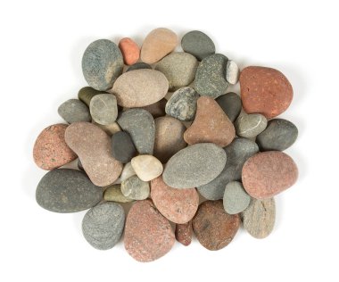 deniz çakıl taşları üzerinde beyaz izole