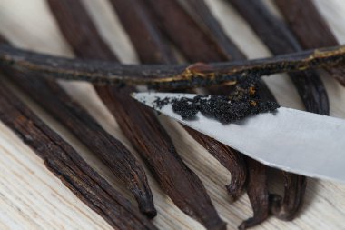 Beyaz yüzeyde vanilyalı fasulye