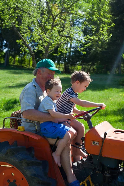 Abuelo Nieto Tractor —  Fotos de Stock