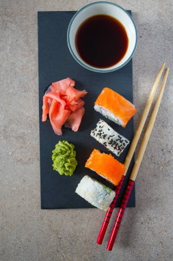 siyah taş plaka üzerinde suşi rulo
