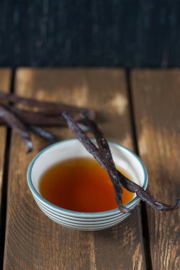 Tahta yüzeyde vanilya özü