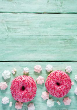 ahşap yüzey üzerinde halka