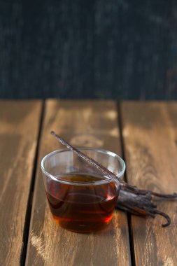 Tahta yüzeyde vanilya özü