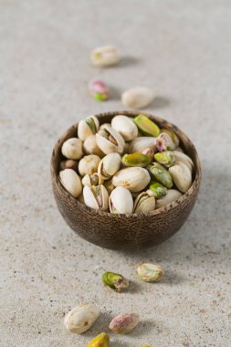 Granit yüzeyinde fıstık fındık