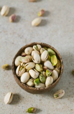 Granit yüzeyinde fıstık fındık