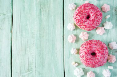 ahşap yüzey üzerinde halka