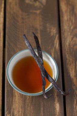 Tahta yüzeyde vanilya özü