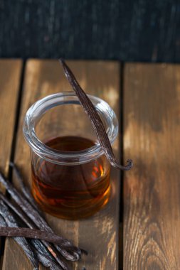 Tahta yüzeyde vanilya özü