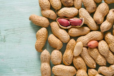 fıstık ahşap yüzey üzerinde