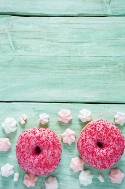 ahşap yüzey üzerinde halka