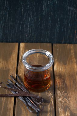 Tahta yüzeyde vanilya özü