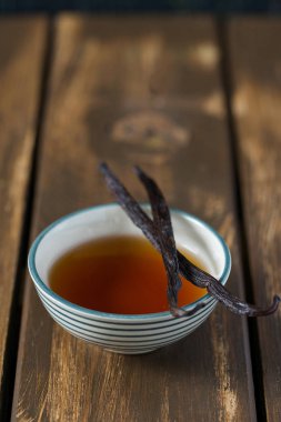 Tahta yüzeyde vanilya özü