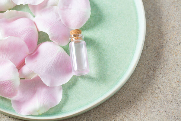 розовая вода в стеклянной бутылке
