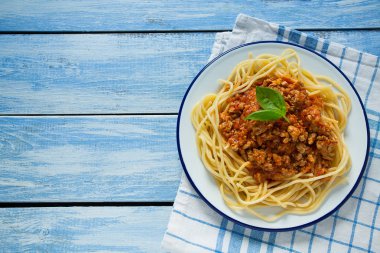 Tahta yüzeyde spagetti bolonez.