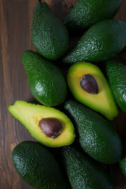 Koyu ahşap yüzeyde avokado