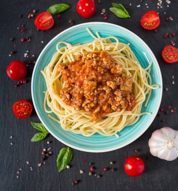 Spagetti bolognese taş
