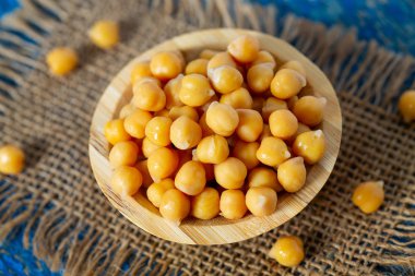 Mavi ahşap yüzeyde nohut.