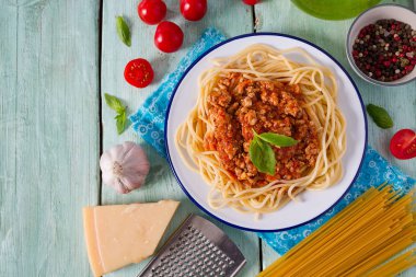 Tahta yüzeyde spagetti bolonez.