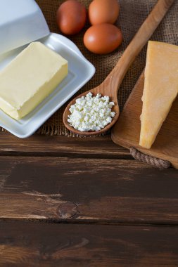 Süt ürünleri ahşap yüzeyde