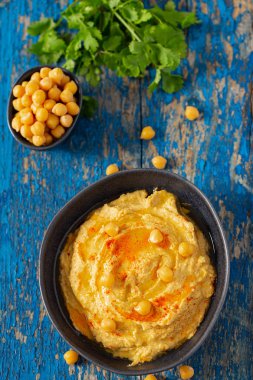 Tahta bir yüzeyde humus.