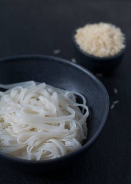 Siyah bir kasede Pirinç Noodle
