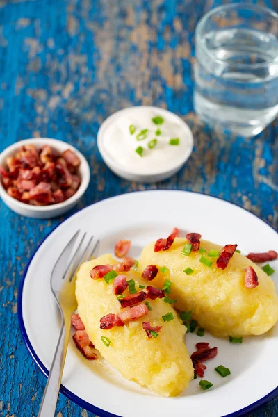 Ahşap yüzey üzerindeki Cepelinai (zeplinler)