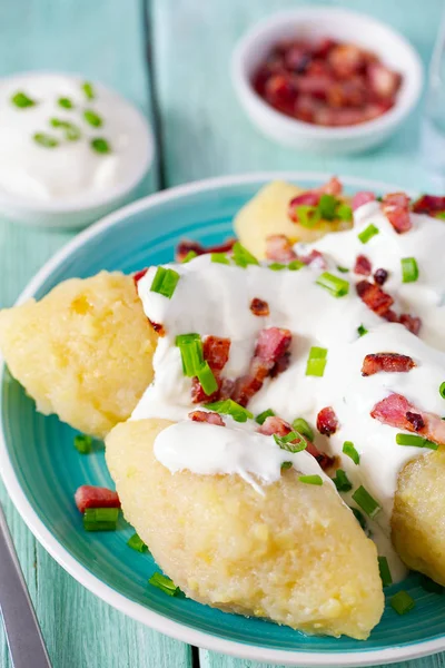 Ahşap yüzey üzerindeki Cepelinai (zeplinler)