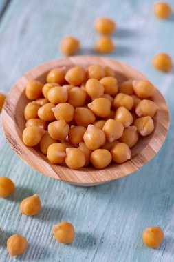 ahşap yüzeyde nohut