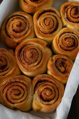 ahşap yüzeyde tarçın rulo