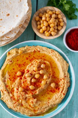 Turkuaz yüzey üzerinde humus.